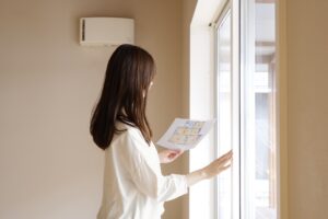 女性が一人でモデルハウスの見学をしている